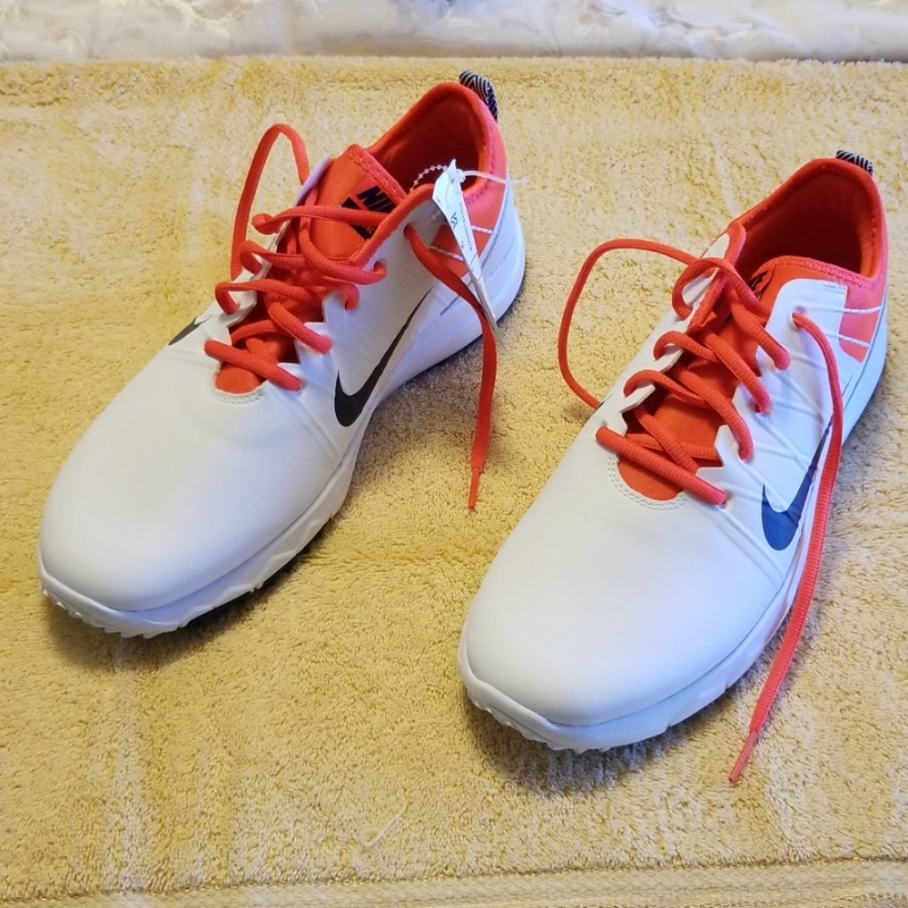 Tennis shoes